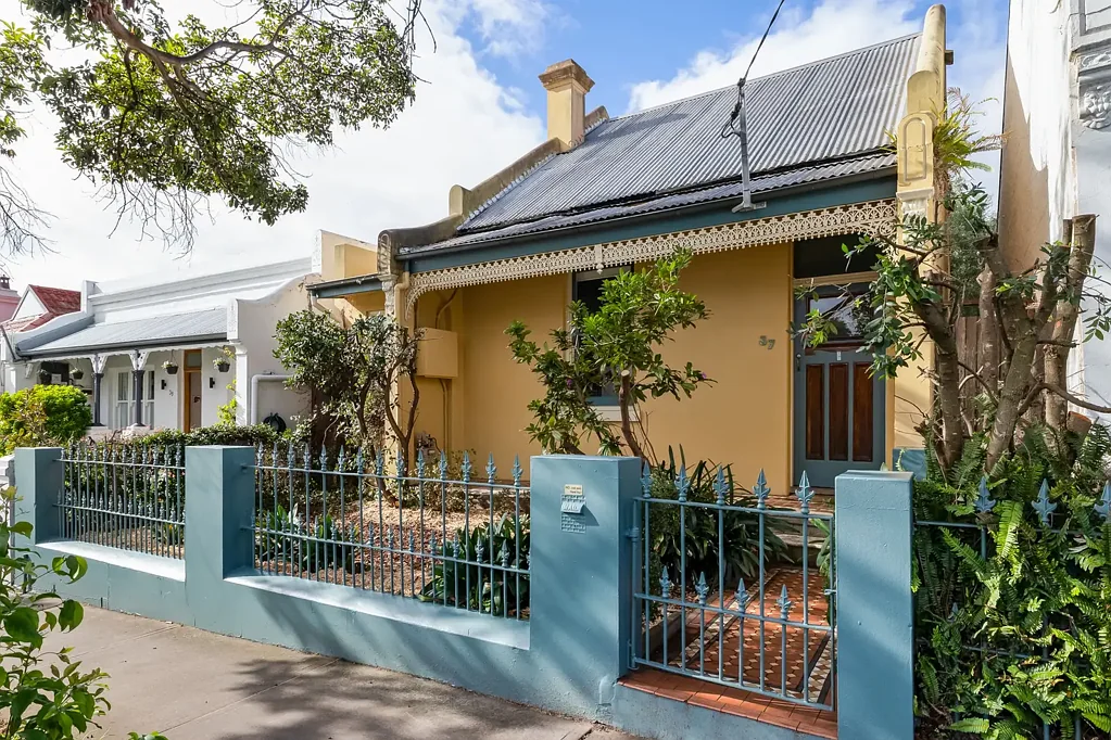 Leichhardt 3房 维多利亚式联排 8米宽地块 暖色硬木地板 时期彩绘玻璃 独立式设计 带爪足浴缸 优雅树冠阳台 轻轨近便 Grand Victorian terrace with garden sanctuary