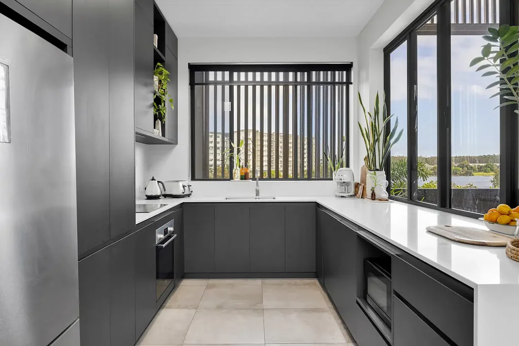 Birtinya 3房  Lake Kawana Views, Easy Living, and Room to Breathe.