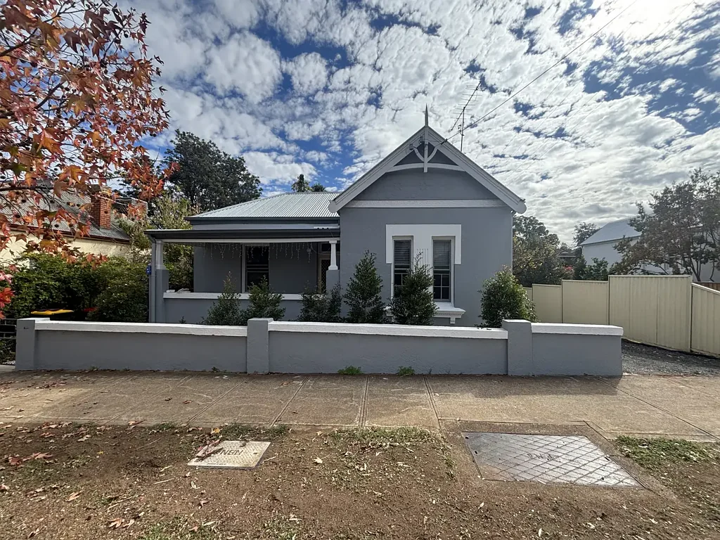 Charming Brick Cottage in Prime Tamworth Location