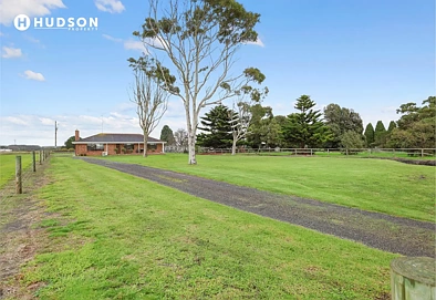 Portland 3 Bedroom Rare Acreage Delight In Derril