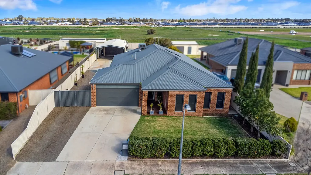 Kialla 4房  Impressive 4-Bedroom Home with Study, Dual Living & Incredible Shed Access