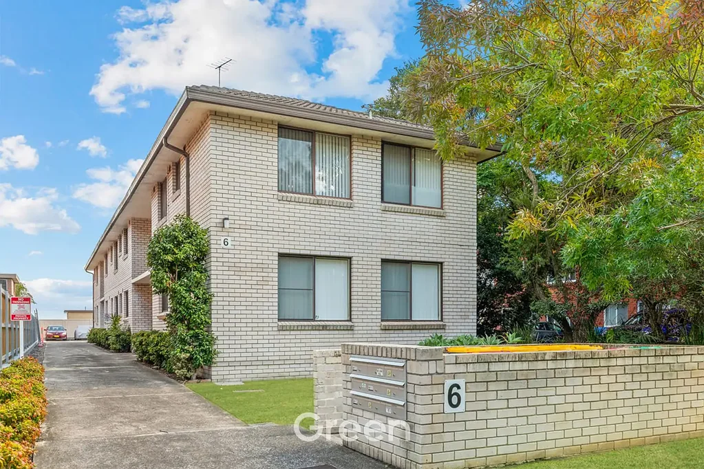 Well-Presented Two-Bedroom Unit Offering Easy-Care Living in a Prime Location!