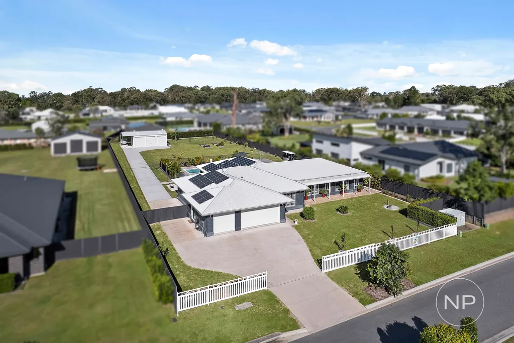 Burpengary East 4ห้องนอน Escape The Ordinary...Experience unmatched lifestyle & luxury