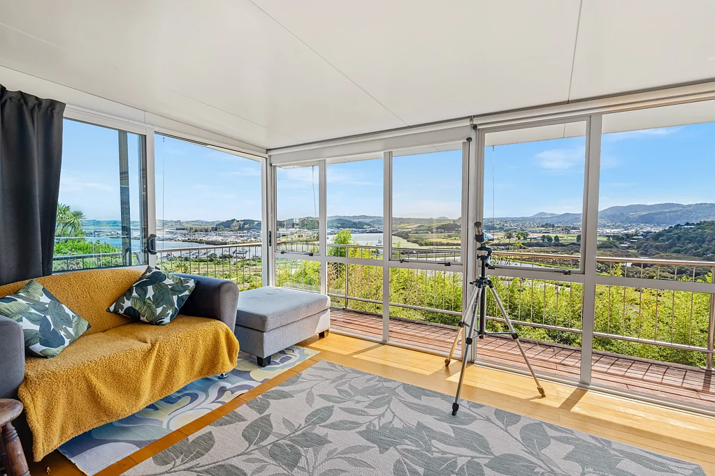 Parahaki 3Moenga Outstanding views, and outstanding value!