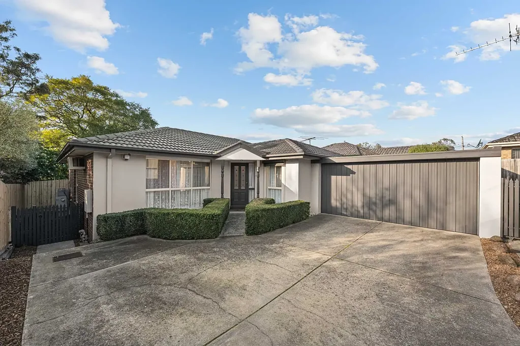 Frankston 3房 位置优越学区房 无物业费低维护 宽敞起居易打理后院 双车位车库现代布局 采光充足视野开阔 Private, Peaceful & Perfectly Positioned