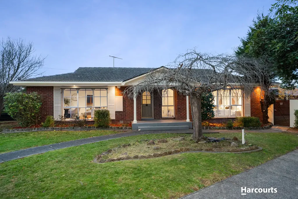 Vermont South 3침실 PRIME CORNER ENTERTAINER FOR ALL GENERATIONS IN A PRESTIGIOUS SCHOOL ZONE!