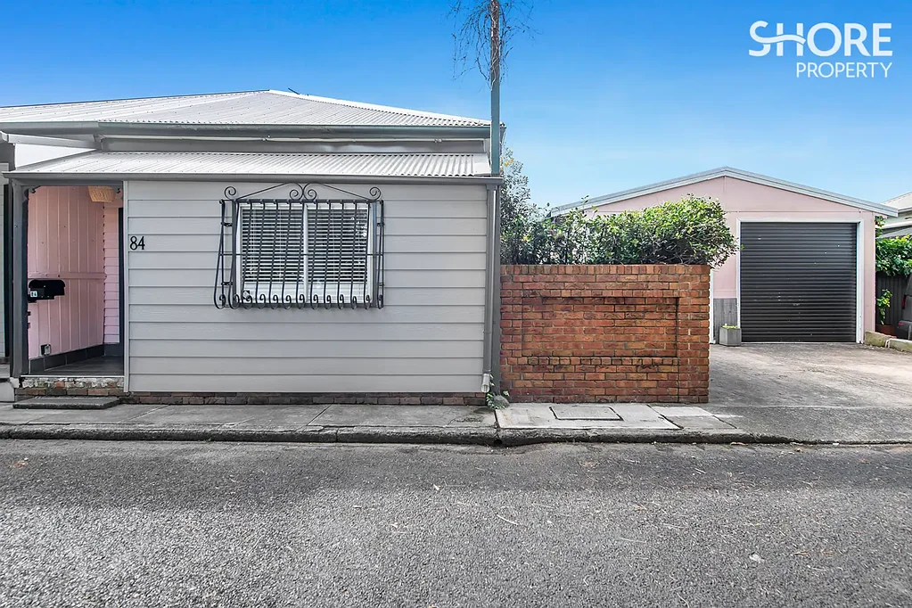 Carrington 4غرفة نوم Charming Carrington Cottage with a Double Garage on Two Lots