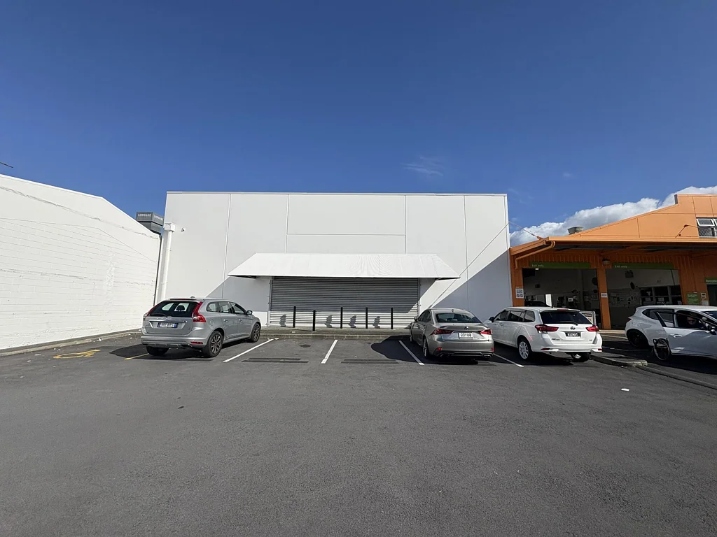 Glen Innes Well positioned large format retail in Glen Innes