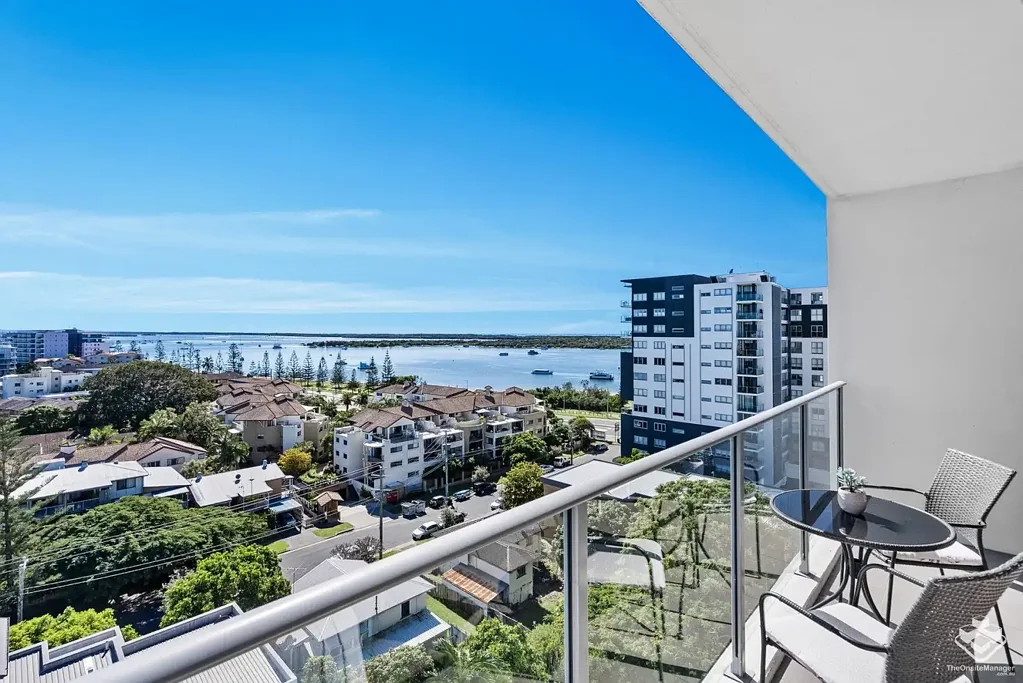 Modern 2-Bedroom Apartment with Spectacular Broadwater Views