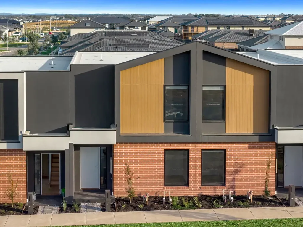 Stylish New Townhouse in Prime Clyde North