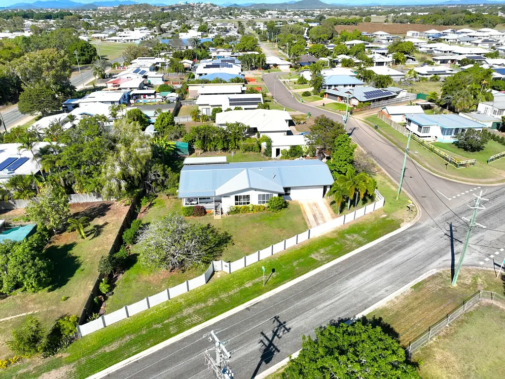 Bowen 5 Bedroom ONE OF A KIND WITH HUGE SHED AT THE BEACH