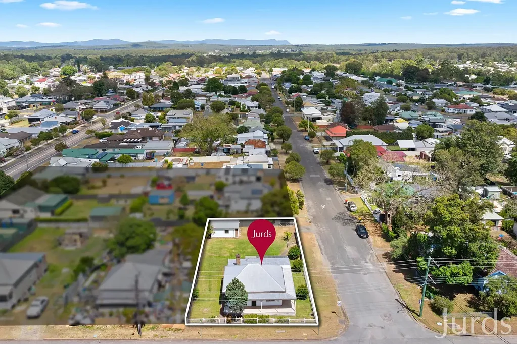 Weston 3침실 R3-Zoned Corner Block Loaded with Potential in the Heart of Weston