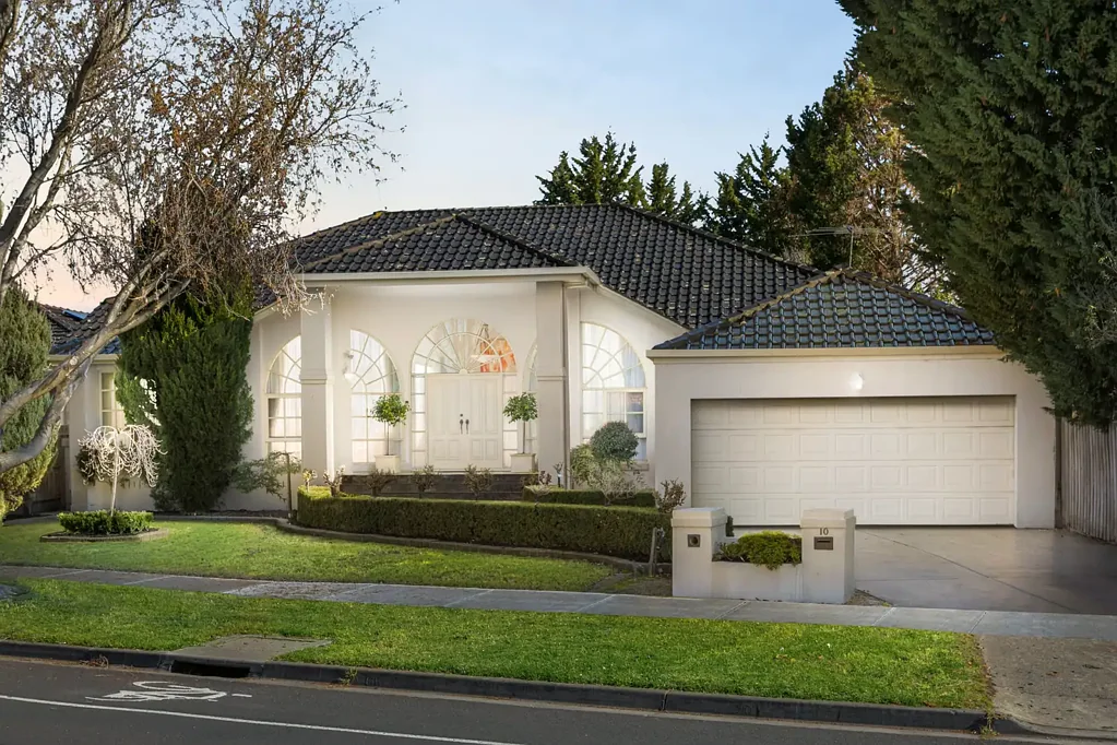 Greenvale 4 Bedroom Spacious Family Living in a Prime Greenvale Location!
