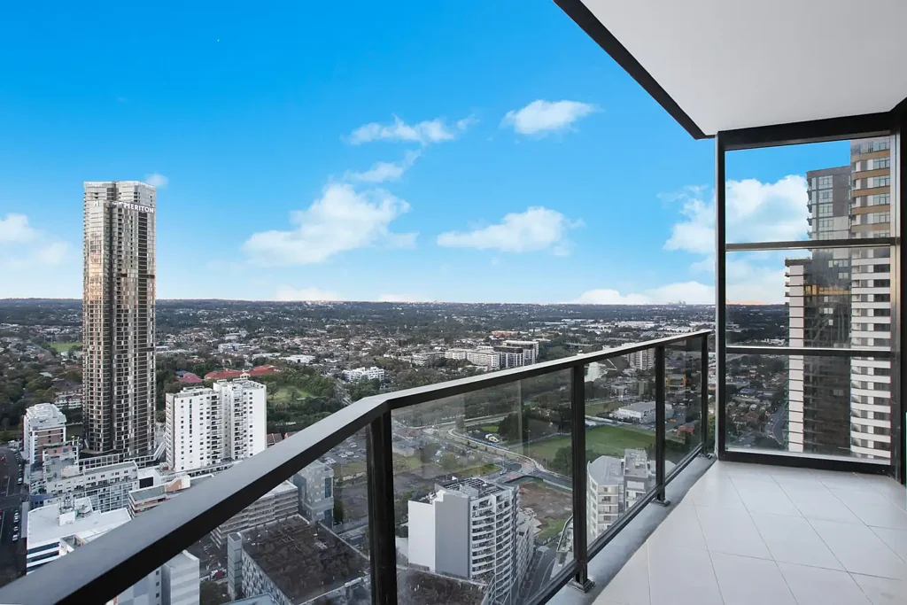 Parramatta 3房 全新粉刷 木地板 开放式布局 美食厨房 三卧带景观 管道空调 主卧套间 健身房 地下车位 步行商圈 "Skyrise" - A Landmark of Luxury in Central Parramatta