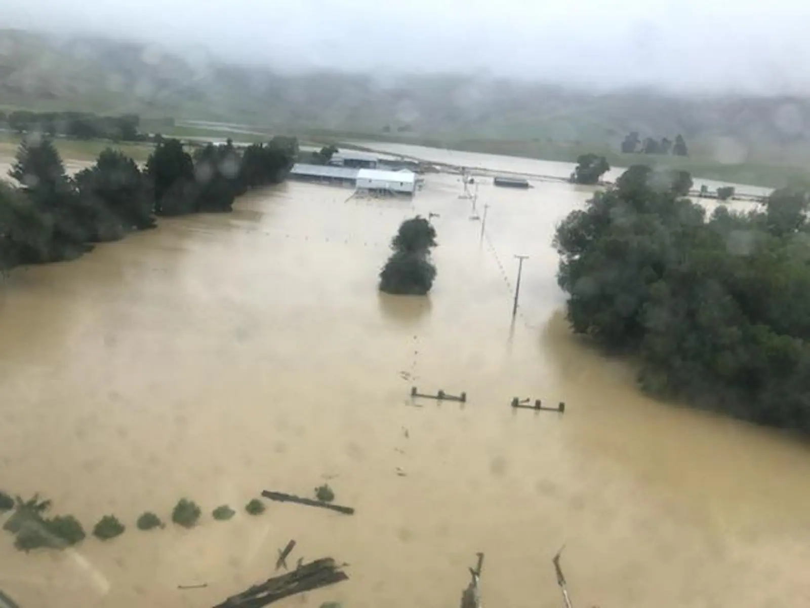 南岛洪水肆虐!60小时降雨量超1米,道路塌方,游客被困……