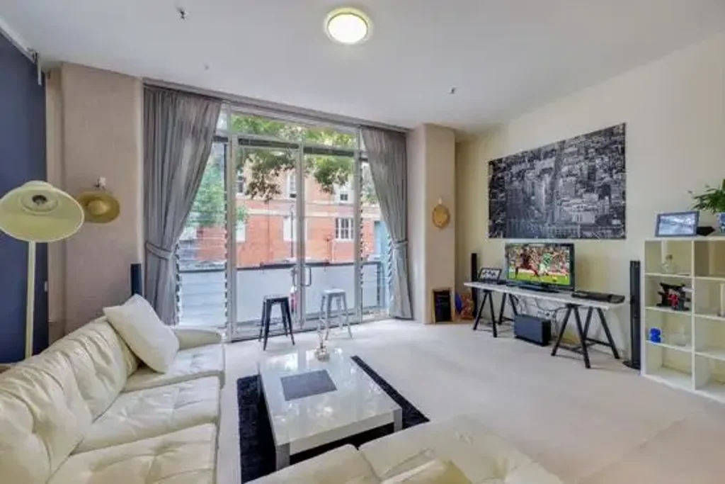 Freshly Painted & Recarpeted - Stunning Open-Plan Apartment with Unique Design