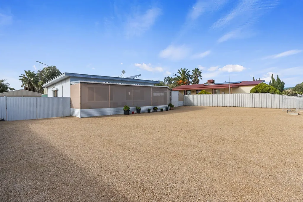 Clinton 2 Slaapkamer Affordable Weekend Escape on a Generous 911m² Low Maintenance Allotment