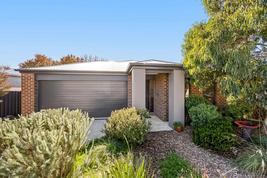 Ballan 3房  Modern Family Home In The Heart Of The Popular Ballan Township.