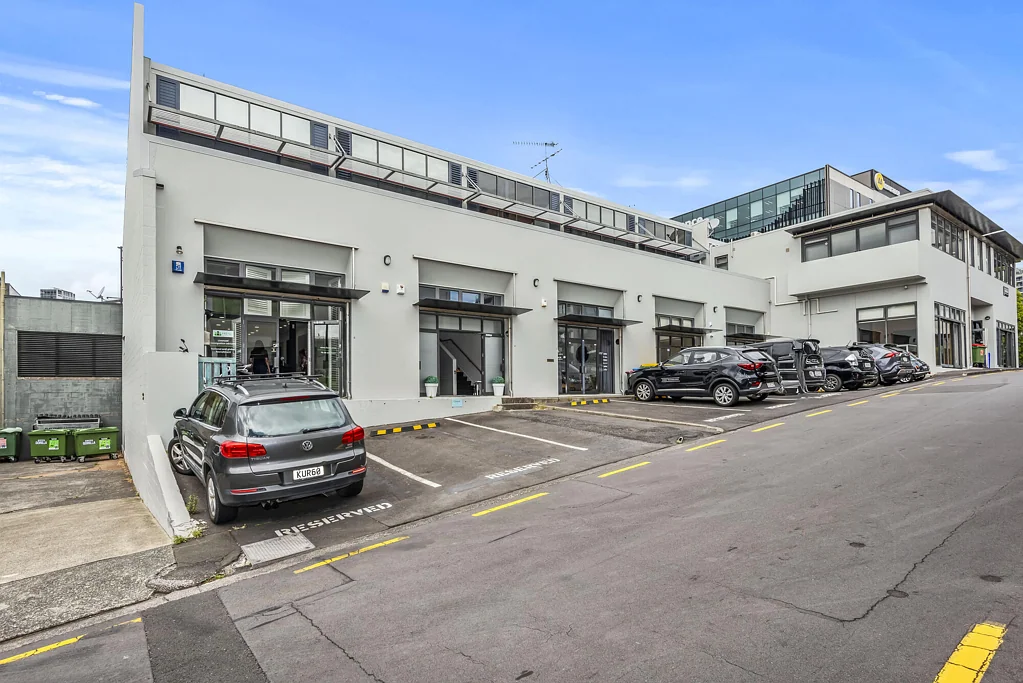 Auckland Central Victoria Quarter- Boutique unit with car park