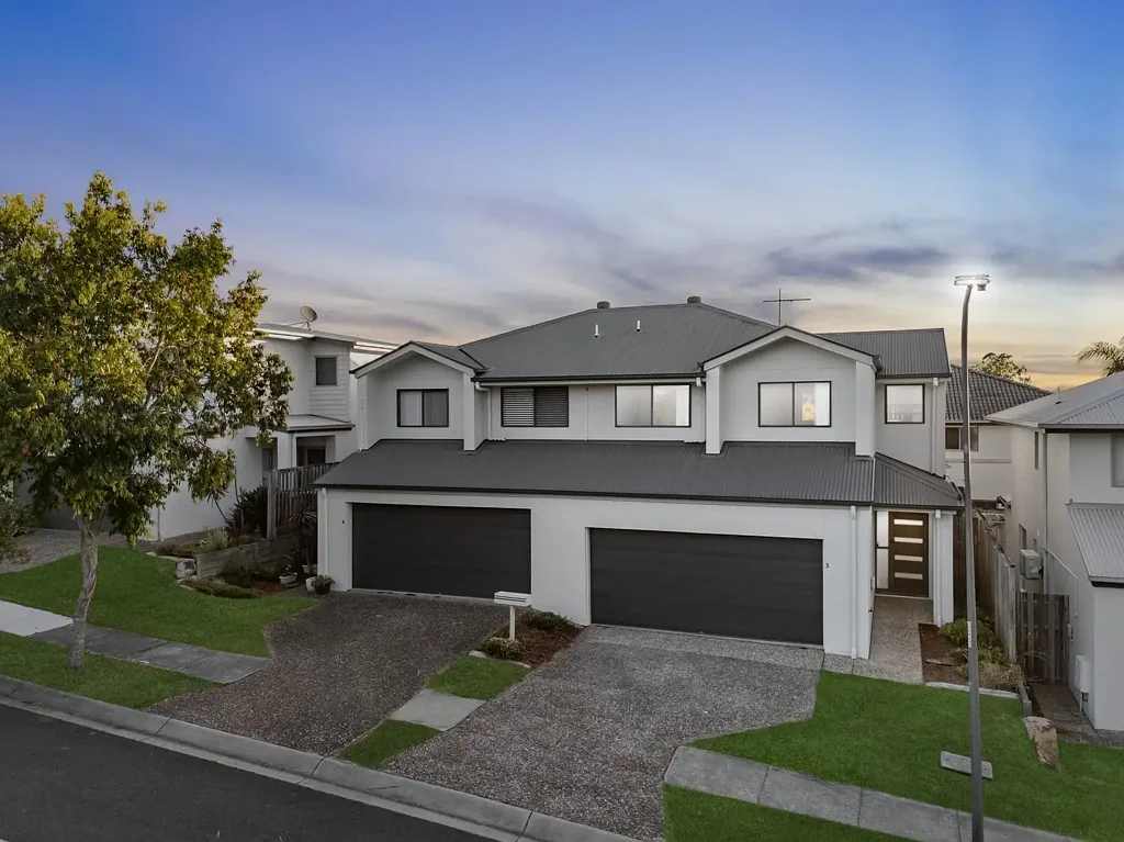 Richlands 3બેડરૂમ Corner Townhouse, 4 Car space , Side Access in a Prime Richlands Location - Call Sam Maleki
