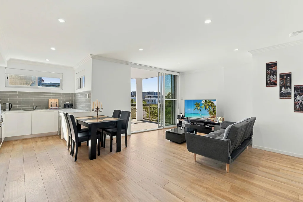 Asquith 1 Bedroom Spacious, Sunny & North Facing in the Heart of Asquith