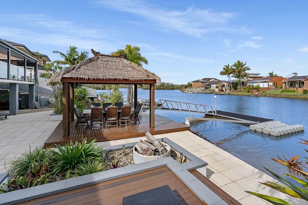Banora Point 4Zimmer Waterfront Living with Private Pontoon, Boat Ramp and Sandy Shoreline