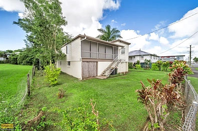 Innisfail 4Moenga Large Family Home in the heart of town.