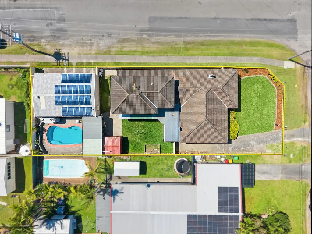 Kanwal 4कमरा Multi Generational Family Living with a Pool, Triple Garage & Corner Block!