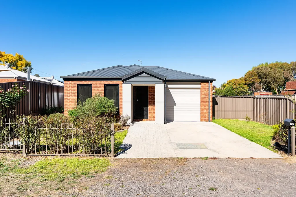 Castlemaine 3 Bedroom Easy Living with Everything at Your Doorstep