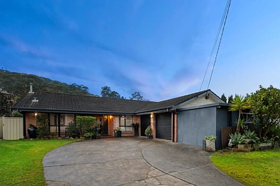 Woronora 4房 Woronora宁静社区 宽敞起居空间 现代厨房电器 家庭娱乐区 私密景观庭院 双车库配置 A Tranquil Escape with Family Appeal