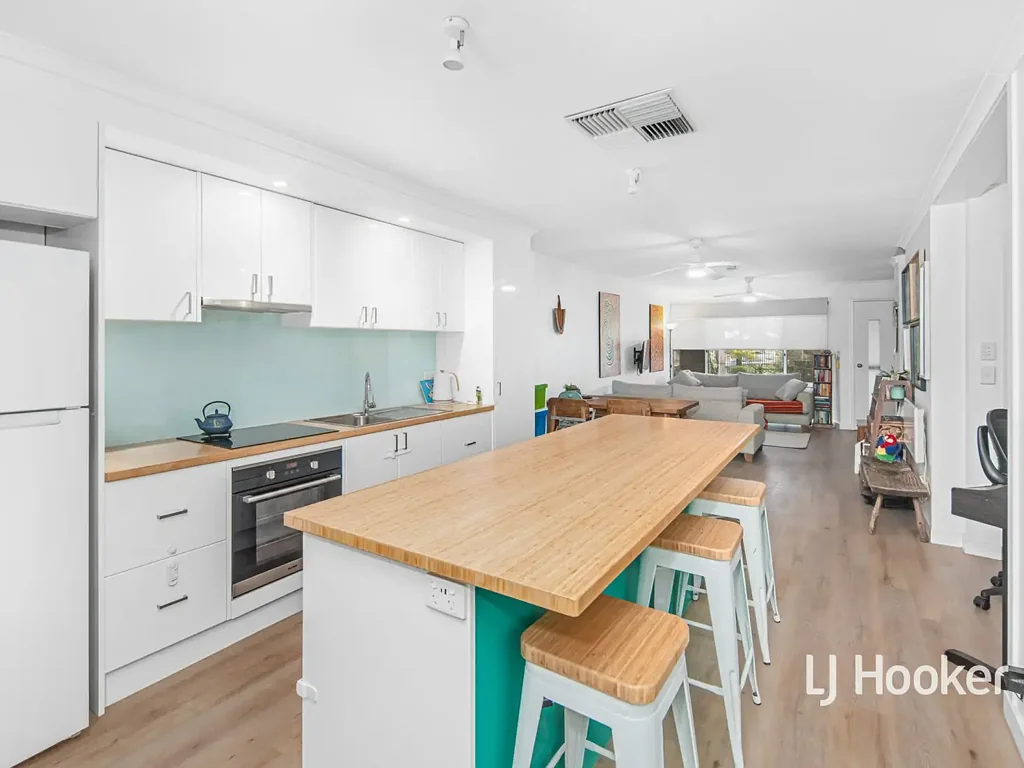 Gillen 2Moenga Stylishly Renovated with Scenic Range Views