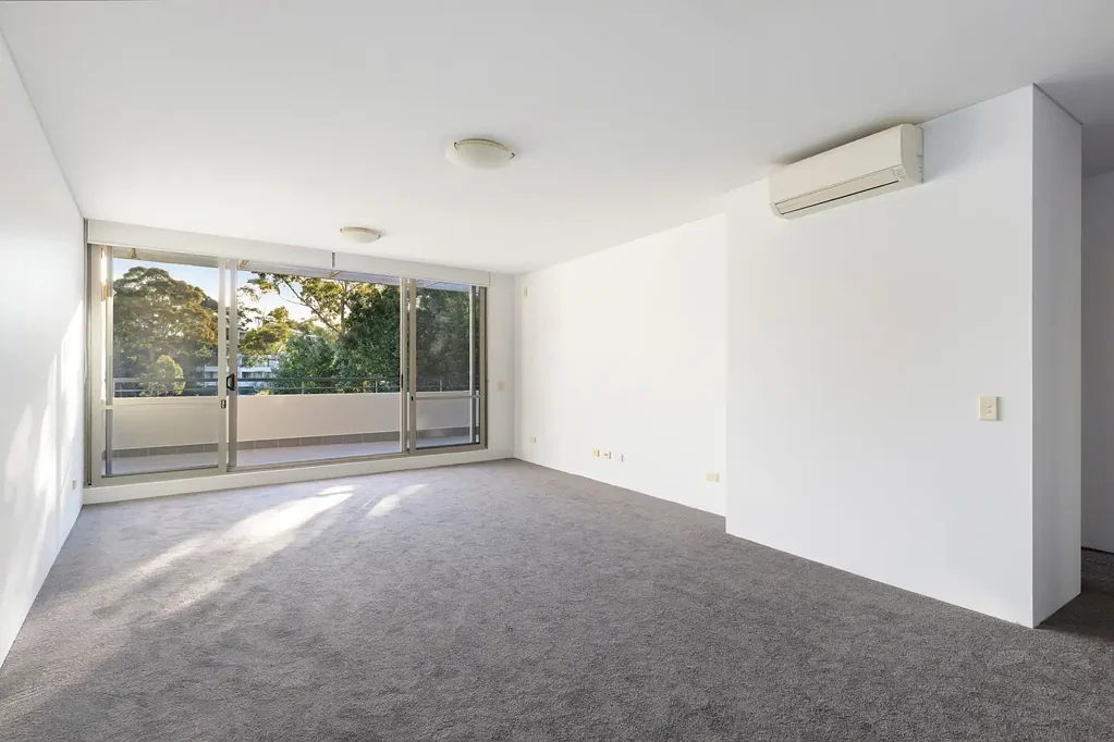 Newington 2房 全新升级，拎包入住，带两个停车位和储藏室 Freshly Updated & Move-In Ready with Two Car Spaces & Storage