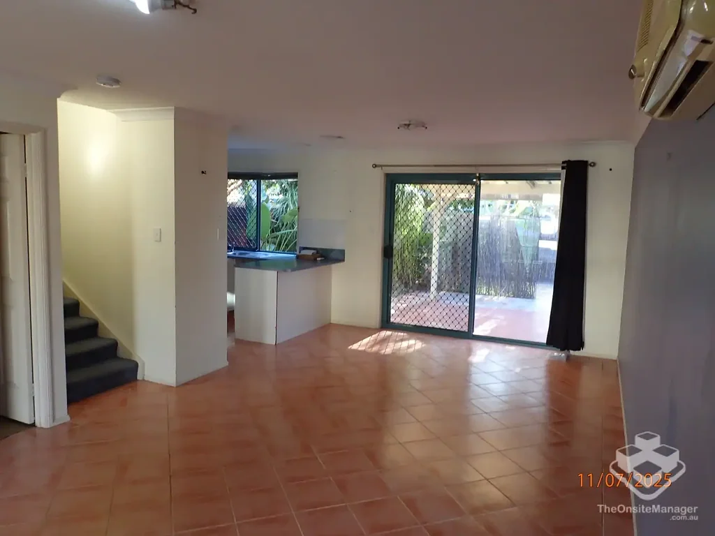 Centrally located 3 bed townhouse available in Carrara soon - water included