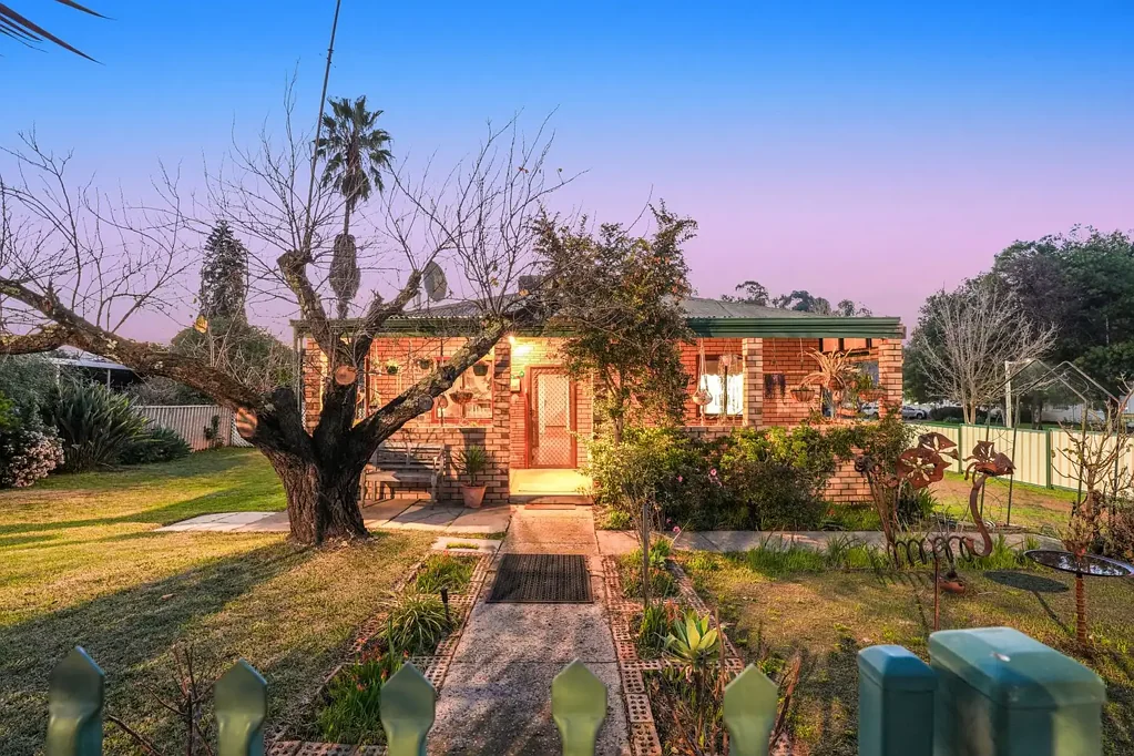 Boddington 2房  "Home Among the Fruit Trees" Charming Character Cottage with Established Gardens and Endless Potential
