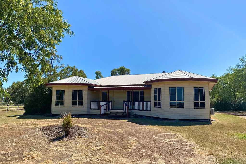 Dalby 4房  SPACIOUS FAMILY HOME ON OVER AN ACRE