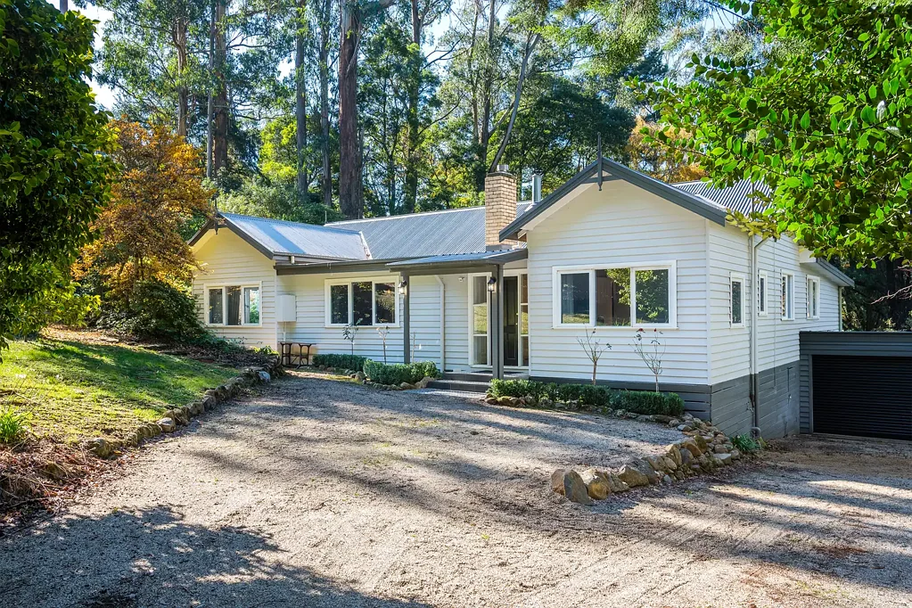 Mount Macedon 4 Bedroom Timeless Living on 3.3 Acres – A Private Macedon Ranges Retreat
