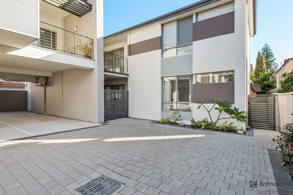 Fantastic Modern Apartment in sought after location 
HOME OPEN SATURDAY 25 JULY AT 9.00AM SHARP!