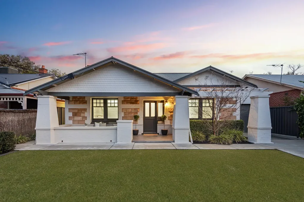 Westbourne Park 4ਬੈੱਡਰੂਮ C1925 Bungalow with a Cohesive Connection of Past & Present.