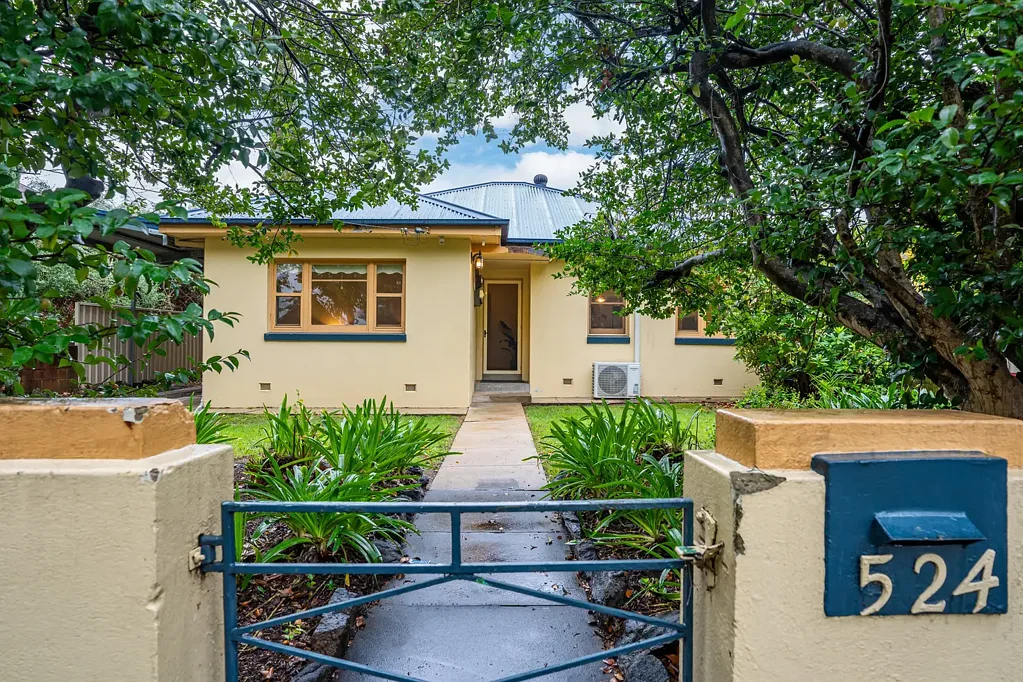 Albury 3房  Central Charm with Lifestyle to Match – Solid Brick Beauty in Prime Location