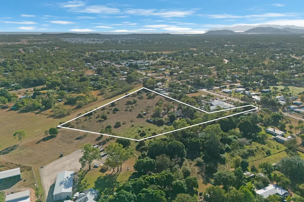 Jensen 5Habitaciones Expansive 2.56Ha Acreage with Incredible Potential - Auction Opportunity