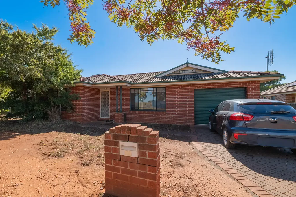 Parkes 4ห้องนอน Spacious Brick Home with Investment Appeal