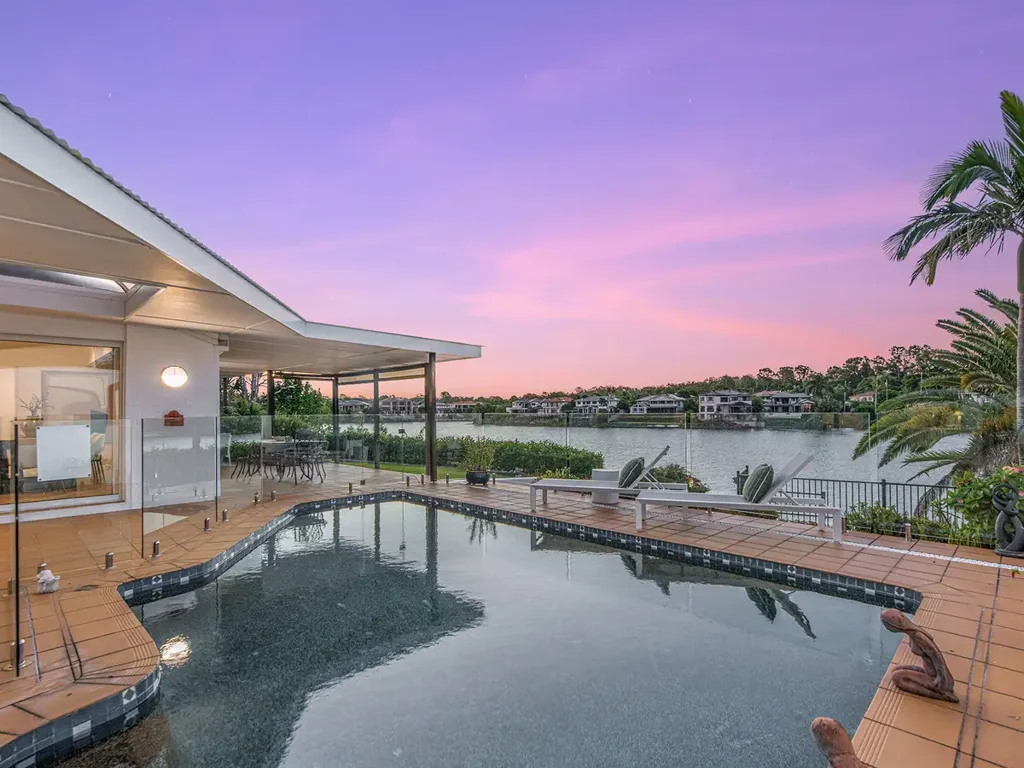 Westlake 3Zimmer Tranquil Lakeside Living with Breathtaking Views