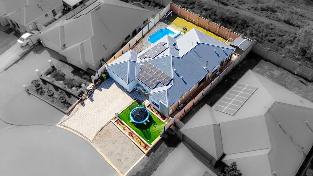 Meadow Springs 4房  Clever family living with a private pool retreat.