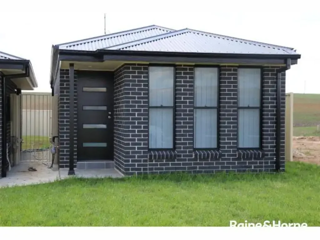 Separate Granny Flat with Air Conditioning- Available 1.6.26