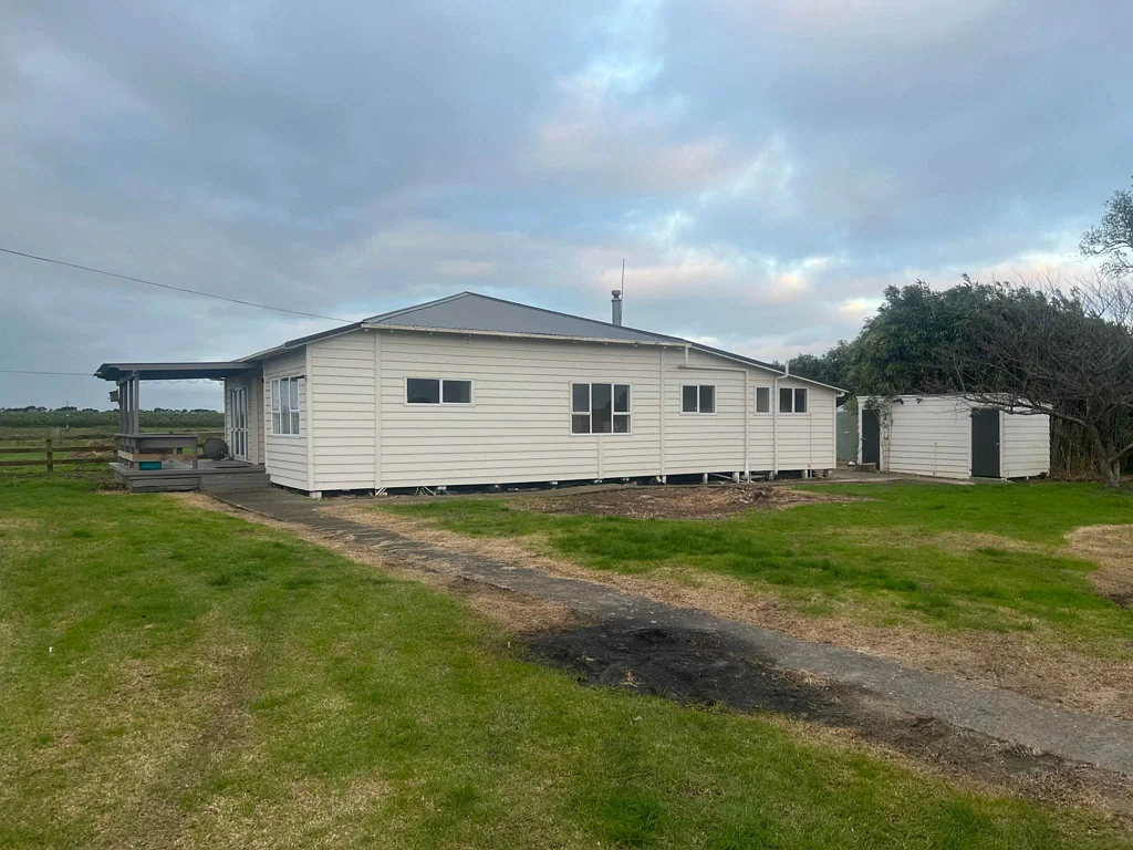 Escape to the Country: Charming 3-Bedroom Farm...