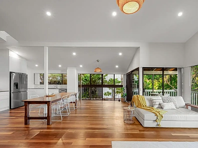 Chapel Hill 4ਬੈੱਡਰੂਮ Elevated views and relaxed resort-style living across two levels