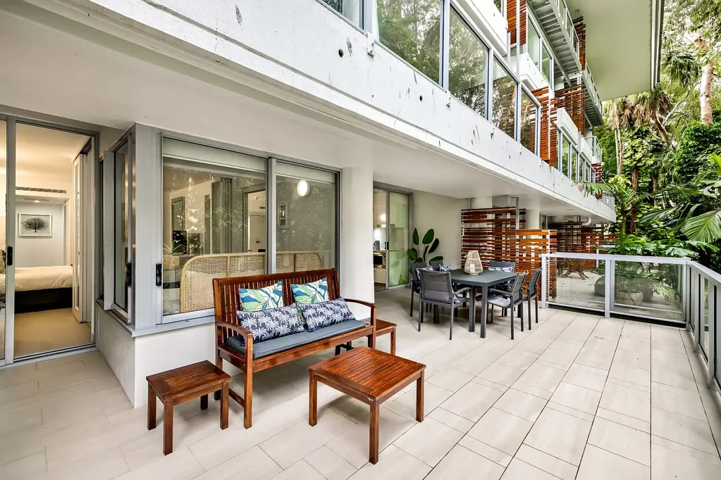 Palm Cove 2房  Turnkey coastal style with tropical outlook