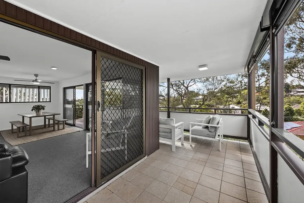 Annerley 4 Bedroom ELEVATED, BRICK & TILE ON CAM LANE