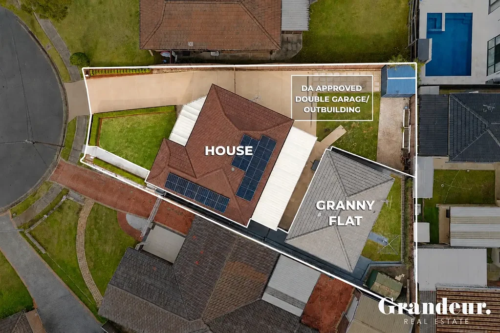 Bossley Park 5房 宽敞644平地块 现代granny flat 两套出租收益 主厨不锈钢电器 开放式空间 太阳能节能 临近公园学校 House + Granny