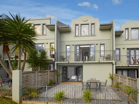 Executive townhouse in Shirley Road!